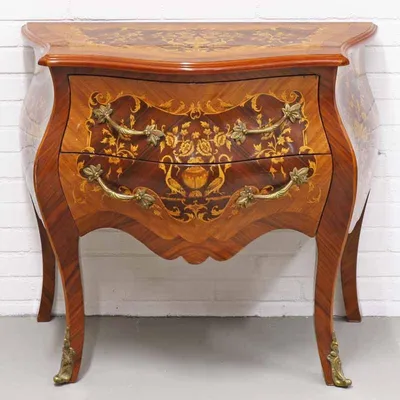 Image de Commode Casa Padrino style baroque, avec 2 tiroirs, en bois avec incrustations marron et détails en laiton, dimensions : 80 x 50 x hauteur 75 cm