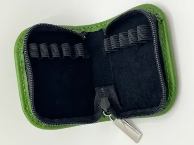 Produktbild von Hausapotheke 10 Globuli Gläser Leder (ohne Gläser) | Mini | OMEO® grün