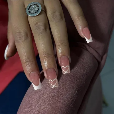 Image de Ongles artificiels longs, forme carrée, couleur nude, blanc, design cœur, style français, faux ongles avec colle, 24 pièces