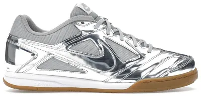 Image de Nike Gato LV8, couleur argent métallisé, blanc et marron clair, taille EU 42