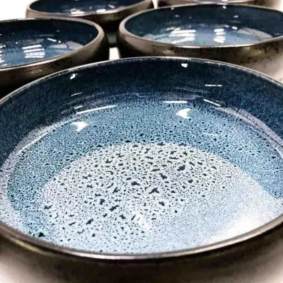 Produktbild von Moritz & Moritz SOLID komplettes 18-teiliges Geschirrset – blaue Essteller – 6 Speiseteller, 6 tiefe Teller, 6 Frühstücksteller