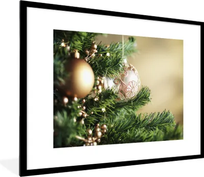 Produktbild von MuchoWow® MuchoWow® Gerahmtes Poster Nahaufnahme von Weihnachtsschmuck im Weihnachtsbaum 80x60 cm - Poster mit zchwarzem Bilderrahmen - Schlafzimmer-Dekorationen - Fotoposter