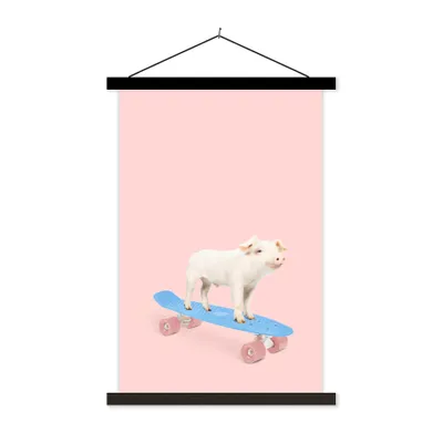 Produktbild von MuchoWow® Textilposter Schwein - Rosa - Skateboard - Blau - Tiere 120x180 cm mit schwarzem Rahmen - Fotos