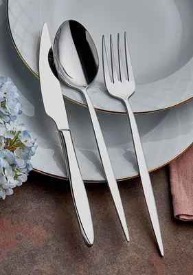 Produktbild von Hermia Concept, Hochwertiges Besteckset (24 Teile), 100% Edelstahl, 6 Esslöffel, 6 Gabeln, 6 Messer, 6 Dessertlöffel | Spülmaschinen- und mikrowellengeeignet | Elegantes Design in Silber.