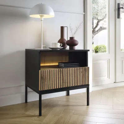 Productafbeelding van Modern nachtkastje met ribbels, model LAGOS SN1SZ, zwart eikenhout, Wotan, met LED-verlichting en metalen poten. Nachtkastje