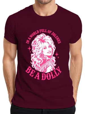 Productafbeelding van In een wereld vol Jolenes, wees een Dolly. Country muziek cowgirl T-shirt, bordeauxrood, maat M