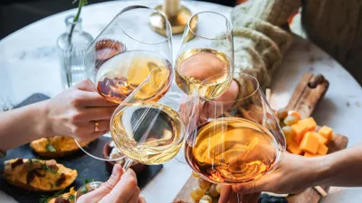 Produktbild von Jochen Schweizer Wein und Käse Tasting Köln; Erlebnis verschenken oder selbst erleben;  Gutschein gültig für 1 Person Gruppengröße: 16-18 Personen