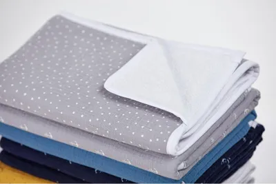 Produktbild von KraftKids Wickelunterlage Musselin grau Punkte 3 Lagen wasserundurchlässig weich Frotte 100% Baumwolle