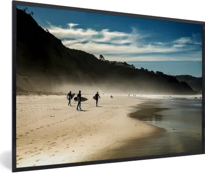 Produktbild von MuchoWow® Gerahmtes Poster Surfer am Strand 90x60 cm - Poster mit Schwarzem Bilderrahmen Wandposter Rahmen Foto Bilder - Fotorahmen - Foto-Plakat