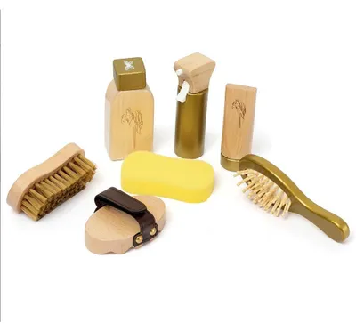 Imagen del producto de Kit de cuidado Astrup para caballos de juguete, incluye productos de limpieza, con aspecto de madera