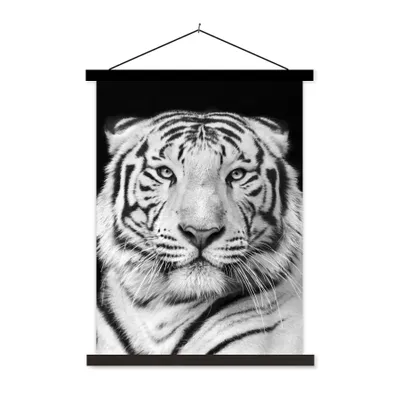 Produktbild von MuchoWow® Textilposter Tiger - Schwarz - Weiß - Porträt - Tiere 60x80 cm mit schwarzem Rahmen - Plakathalter