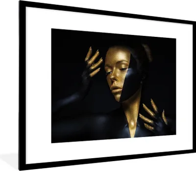 Produktbild von MuchoWow® Gerahmtes Poster Make-up - Kunst - Frau - Luxus - Gold 80x60 cm - Poster mit Schwarzem Bilderrahmen Wandposter Rahmen Foto Bilder - Schlafzimmer-Dekorationen - Fotoposter