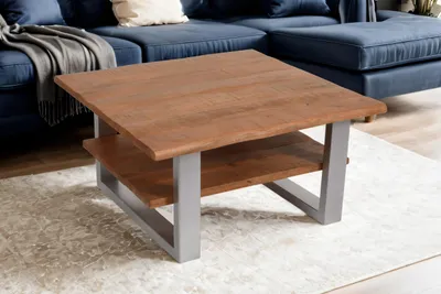 Produktbild von Couchtisch 90x90 cm Patrick, Sofatisch/Beistelltisch mit Ablage, Mangoholz massiv, honigfarben lackiert, U-Metallgestell Silber, echte Baumkante