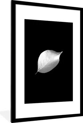 Produktbild von MuchoWow® Gerahmtes Poster Blatt auf schwarzem Hintergrund - schwarz und weiß 60x90 cm - Poster mit Schwarzem Bilderrahmen Wandposter Rahmen Foto Bilder - Dekoration - Wandposter Wohnzimmer - Hochwertig