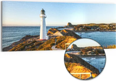 Produktbild von DEQORI Hybrid Leinwand Bild 125x50 cm 'Leuchtturm Idylle' Wandbild Glas flach modern