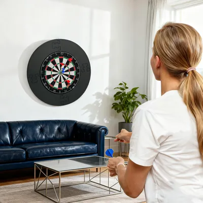 Produktbild von SUGIFT Dartscheibe mit Schutzring, Steeldart-Set, Sisal selbstheilend, Schwarz | 71,5 x 71,5 cm | 6 Stahlspitzen-Darts | EVA-Schutzring