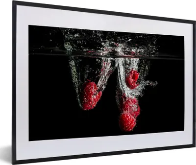 Produktbild von MuchoWow® Gerahmtes Poster Himbeeren - Obst - Stilleben - Wasser - Schwarz - Rot 60x40 cm - Poster mit Schwarzem Bilderrahmen Wandposter Rahmen Foto Bilder - Schlafzimmer - Plakat in Rahmen - Drucken