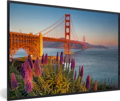 Produktbild von MuchoWow® MuchoWow® Gerahmtes Poster Blick auf die Golden Gate Bridge mit rosa Blumen 60x40 cm - Poster mit zchwarzem Bilderrahmen - Printing - Wanddeko Schlafzimmer