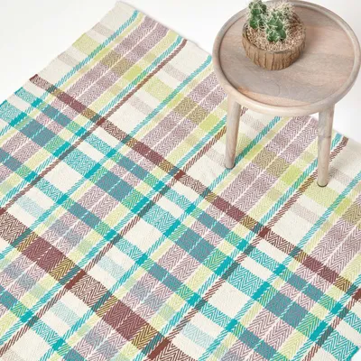 Produktbild von HOMESCAPES Handgewebter blau, grün und braun karierter Teppich Wilson aus 100% Baumwolle, 70 x 120 cm