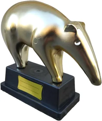 Productafbeelding van Tapir van gouden trofee - Personaliseerbaar - Grappen voor feest - Verjaardag - Grap - Geschenken