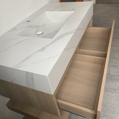 Produktbild von Waschbecken Holzmaserung Unterschrank aus Sinterstein Weiß Arbeitsplatte Set Spiegel 140*55cm【YT3256-140 K】