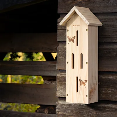 Produktbild von Navaris Schmetterlingshaus aus Holz - Schmetterlingshotel für Garten Balkon - Insektenhotel Schmetterling - robust und stabil - Kiefernholz Natur