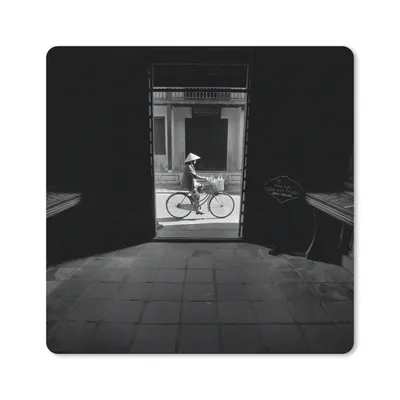 Produktbild von MuchoWow® Mauspad Mousepad Tür - Fahrrad - Straße - Architektur 20x20 cm - Mousepads - Maus Mat - Pad - Mausunterlage - Desk Mat - Bureauartikeln
