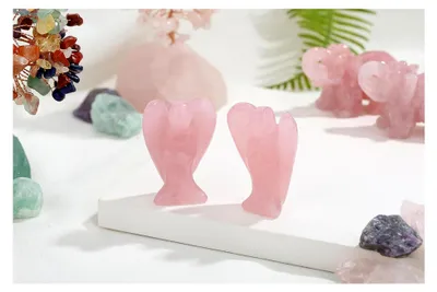 Produktbild von Engelsfigur aus Rosenquarz als Schutzengel Geschenk aus Edelsteinen