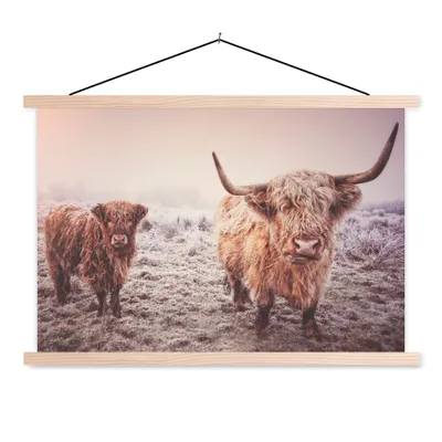 Produktbild von MuchoWow® Textilposter Schottische Highlander - Schnee - Sonne 60x40 cm mit holzfarbenen Rahmen - Bilder