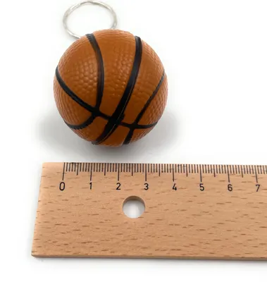 Produktbild von Onwomania Basketball Sport 3D Schlüsselanhänger Schaumstoff, Glücksbringer in Alu Geschenkbox, ideal zum Verschenken