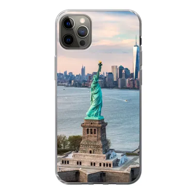 Produktbild von MuchoWow® Handyhülle Schutzhülle Hülle für iPhone 12 Pro Max Freiheitsstatue mit der Skyline von New York Silikon Softcase Handy Hülle - Hartschale