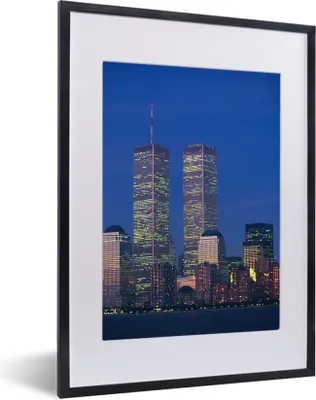 Produktbild von MuchoWow® MuchoWow® Gerahmtes Poster Das World Trade Center inmitten der Stadtlandschaft von New York am Abend 30x40 cm - Poster mit zchwarzem Bilderrahmen - Wandposter Schlafzimmer