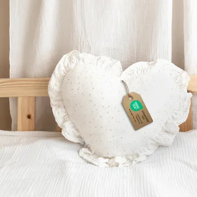 Imagen del producto de Cojín decorativo corazón blanco con volantes, con aplicación dorada - muselina