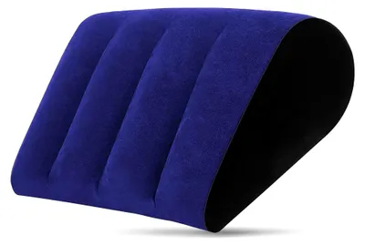 Produktbild von Aufblasbares Keilkissen - Strandkissen, Stützkissen, Lendenkissen, Dreieckskissen, Nackenkissen, Lendenwirbelkissen als Reisekissen, Yoga Kissen und Camping Kopfkissen (Blau)