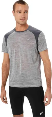 Produktbild von Asics T-shirt 2011C992-020 in Multicolored color size medium