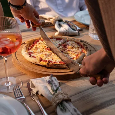 Produktbild von Boska Pizza- & Käsemesser Oslo+ / Non-stick BSF™ / Sicher beidhändig verwendbar/Für Pizza und Käse/Stilvoll/Eichenholz & Edelstahl