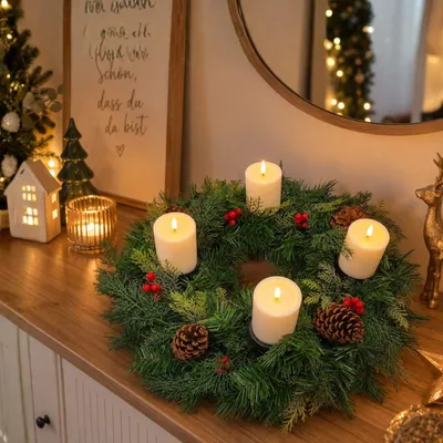 Produktbild von Künstlicher Adventskranz 60 cm mit 4 LED-Kerzen Flacker-Effekt geschmückt mit Tannenzapfen und roten Beeren, KI-generiertes Bild