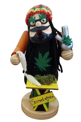 Räuchermännchen Kiffer trägt eine bunte Mütze und eine Brille mit Cannabisblättern als Verzierung.