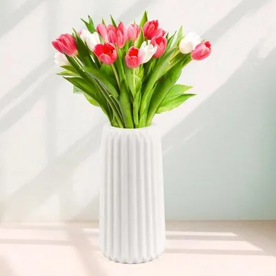 Imagen del producto de Florero de cerámica blanca de 20 cm, moderno y pequeño, con diseño de estrías, ideal para decorar salones, dormitorios, oficinas y bodas