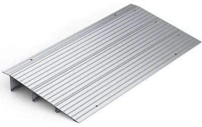 Produktbild von Aluminium-Einstiegsrampe 92324A, 86 x 43,7 cm, Höhe 7,6 cm, silberfarben