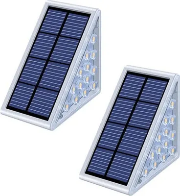 Zwei silberne dreieckige Solar-Wandleuchten mit dunkelblauen Solarmodulen und mehreren kleinen LED-Lampen