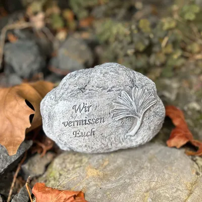 Produktbild von eberin · Friedhof · Grab · Großer Gedenkstein · Ginkgo/Ginkgoblatt mit Trauerspruch "Wir vermissen Euch"