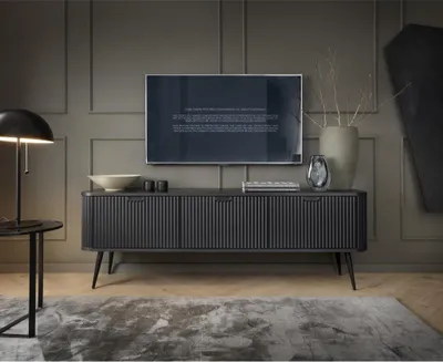 Produktbild von 3-türiger TV-Schrank ELISA 168 cm mit geriffelten Fronten und hohen Metallbeinen moderner TV-Schrank mit abgerundeter Form, Farbe: Schwarz, Beinefarbe: Schwarz