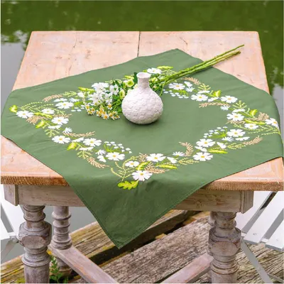 Produktbild von Vervaco Tischdecke Plattstich Stickpackung "Weiße Blumen", Stickbild vorgezeichnet, 72x72cm