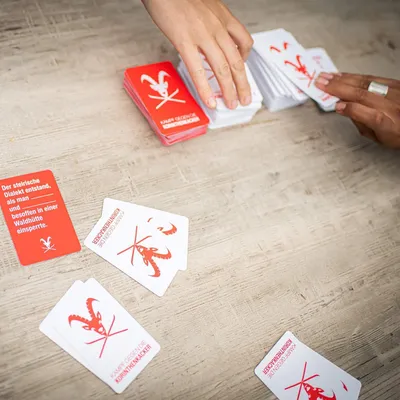 Produktbild von Kampf gegen die Korinthenkacker - Lustiges Kartenspiel für Österreicher