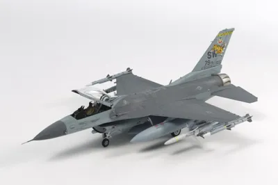 Produktbild von 1:72 F-16CJ Fighting Falcon Modellbausatz mit Zurüstteilen