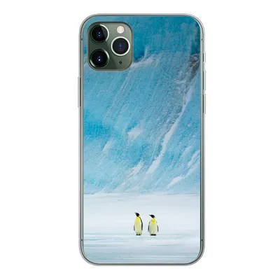 Produktbild von MuchoWow® Handyhülle Schutzhülle Hülle für iPhone 11 Pro Max Zwei Kaiserpinguine vor einem Eisberg Silikon Softcase Handy Hülle - Schutz