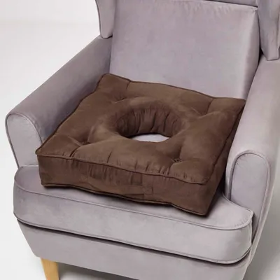 Produktbild von HOMESCAPES Orthopädisches Sitzkissen braun mit Aussparung, 50 x 50 cm – Sitzpolster mit Velours-Bezug