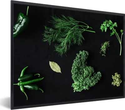 Produktbild von MuchoWow® Gerahmtes Poster Gewürze und Kräuter auf schwarzem Hintergrund 80x60 cm - Poster mit Schwarzem Bilderrahmen Wandposter Rahmen Foto Bilder - Schwarzem - Mit Gestell
