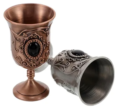 Produktbild von 2 Stück Vintage Metallkelche mit Hohem Stiel Dekorative Retro Schnapsgläser aus Robustem Metall Antikes Finish für Familienfeiern und Barbereich